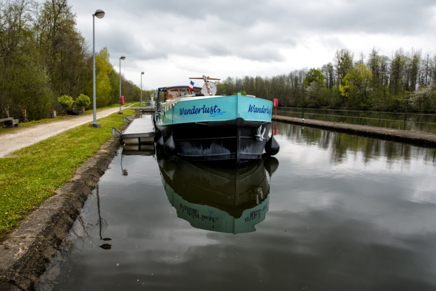 Wanderlust rests for the lunch on a pontoon inside one of the Yonne's slope-sided locks.