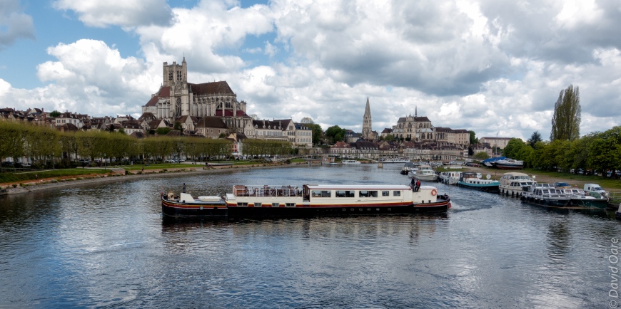 A hotel barge making maneuvers at the start of the season in Auxerre 